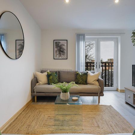 Large, Newly Renovated, Three Bedroom Town Centre Split Level Apartment With Free Parking, Sleeps Seven - Walking Distance To Beach 본머스 외부 사진