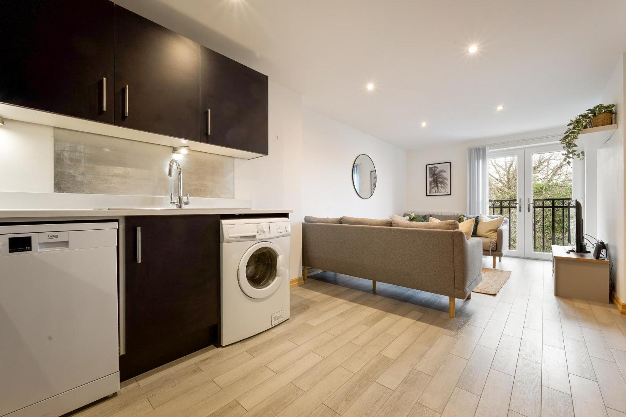 Large, Newly Renovated, Three Bedroom Town Centre Split Level Apartment With Free Parking, Sleeps Seven - Walking Distance To Beach 본머스 외부 사진