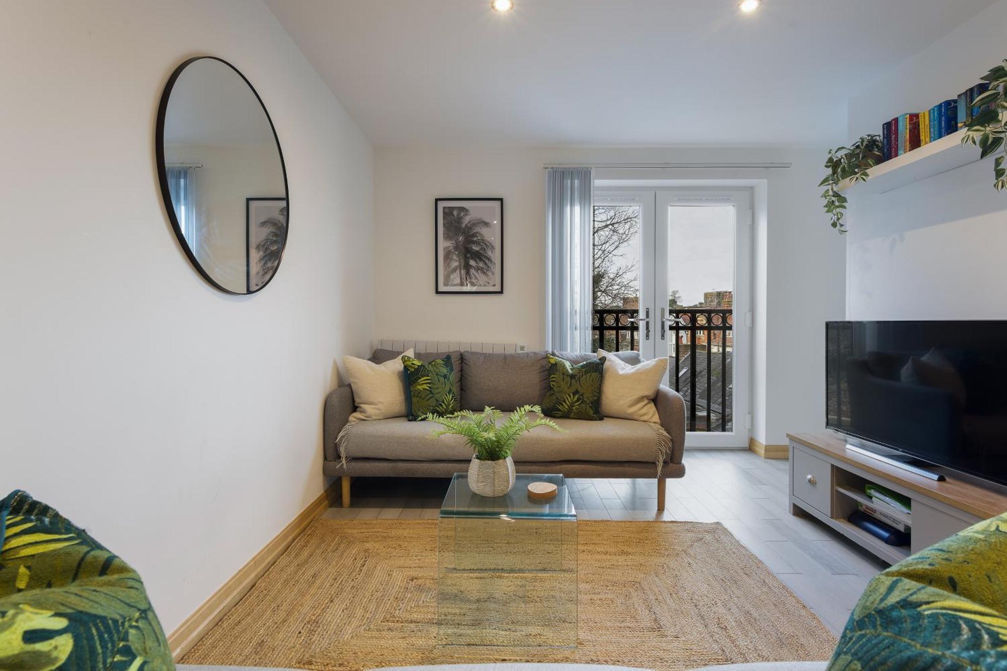 Large, Newly Renovated, Three Bedroom Town Centre Split Level Apartment With Free Parking, Sleeps Seven - Walking Distance To Beach 본머스 외부 사진