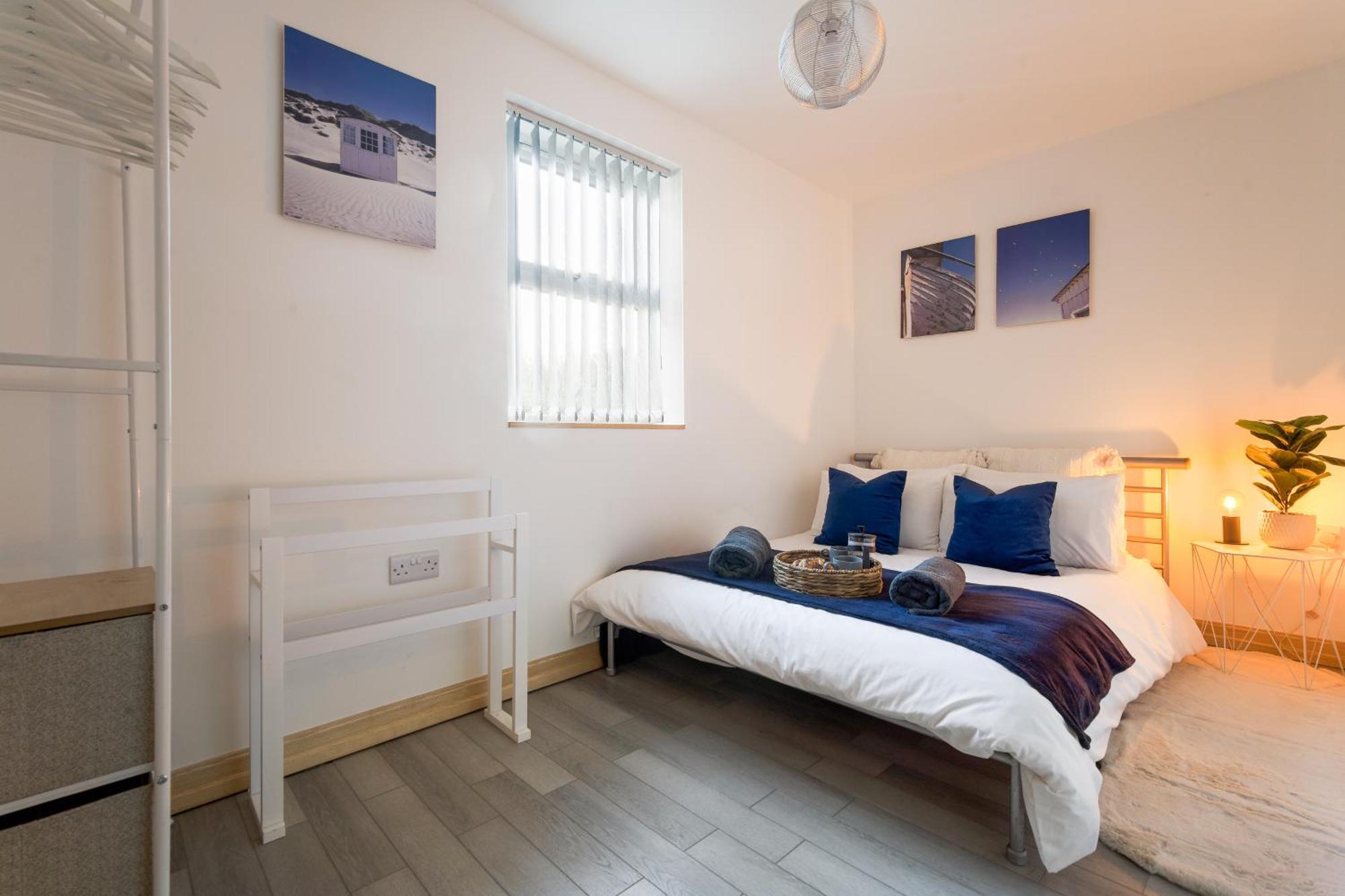 Large, Newly Renovated, Three Bedroom Town Centre Split Level Apartment With Free Parking, Sleeps Seven - Walking Distance To Beach 본머스 외부 사진