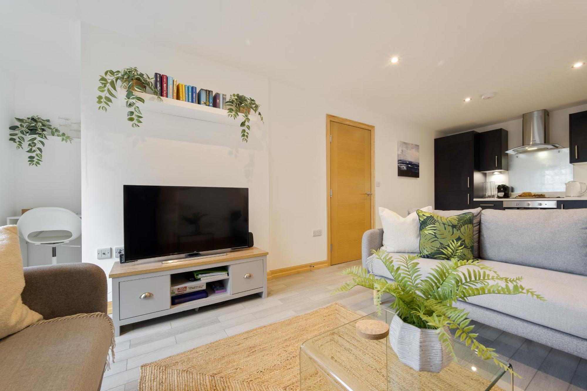 Large, Newly Renovated, Three Bedroom Town Centre Split Level Apartment With Free Parking, Sleeps Seven - Walking Distance To Beach 본머스 외부 사진