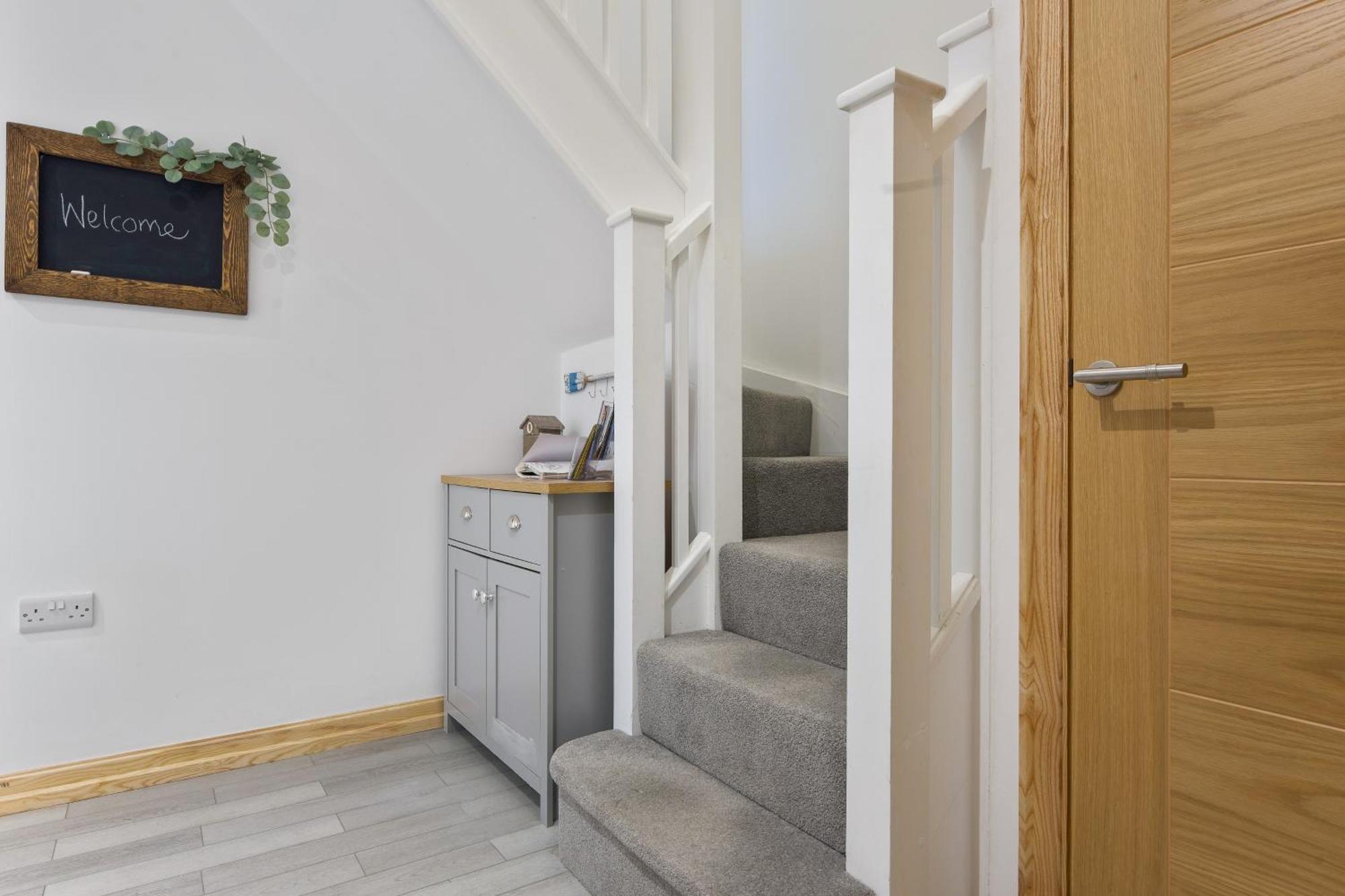 Large, Newly Renovated, Three Bedroom Town Centre Split Level Apartment With Free Parking, Sleeps Seven - Walking Distance To Beach 본머스 외부 사진