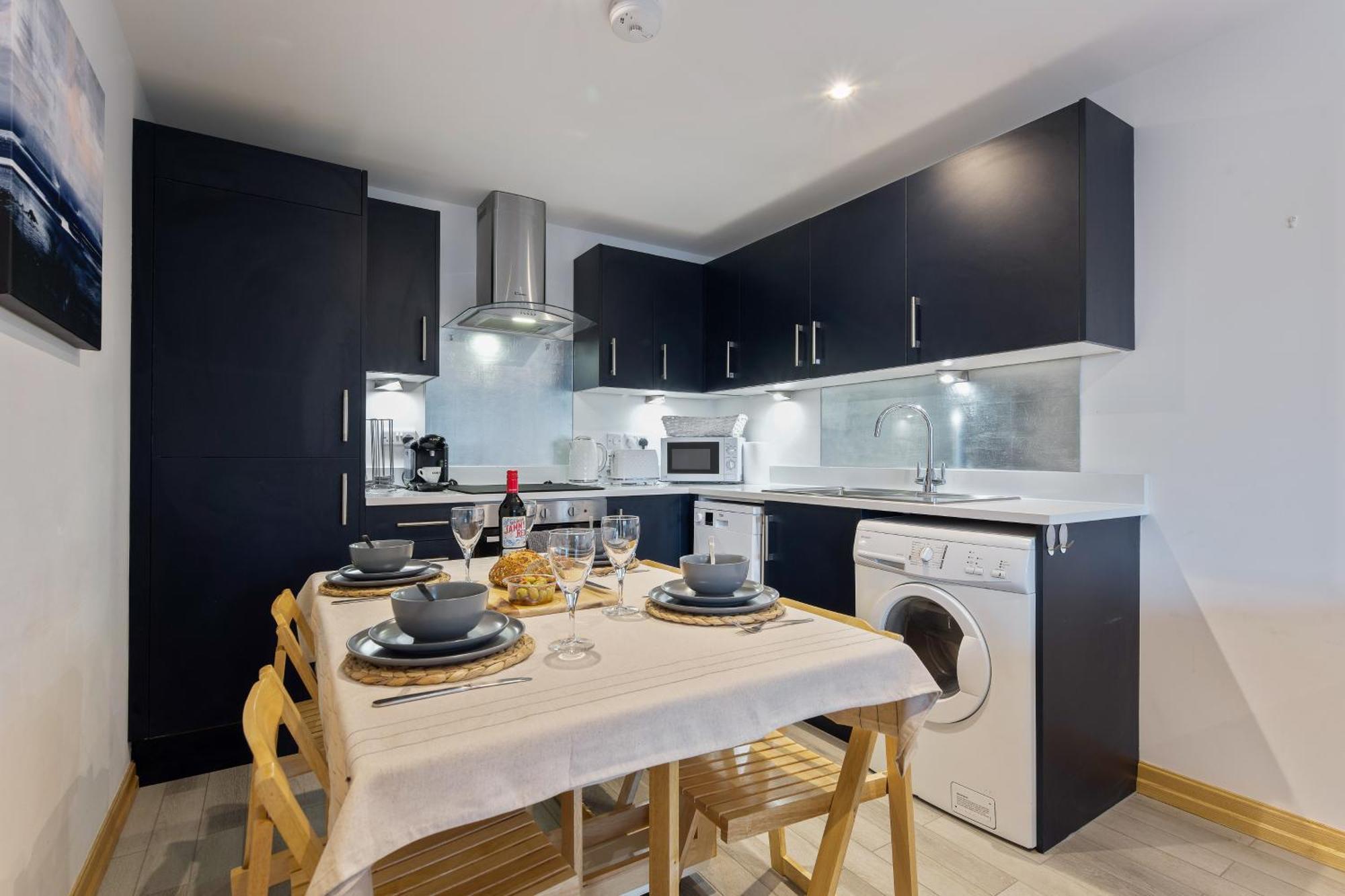 Large, Newly Renovated, Three Bedroom Town Centre Split Level Apartment With Free Parking, Sleeps Seven - Walking Distance To Beach 본머스 외부 사진