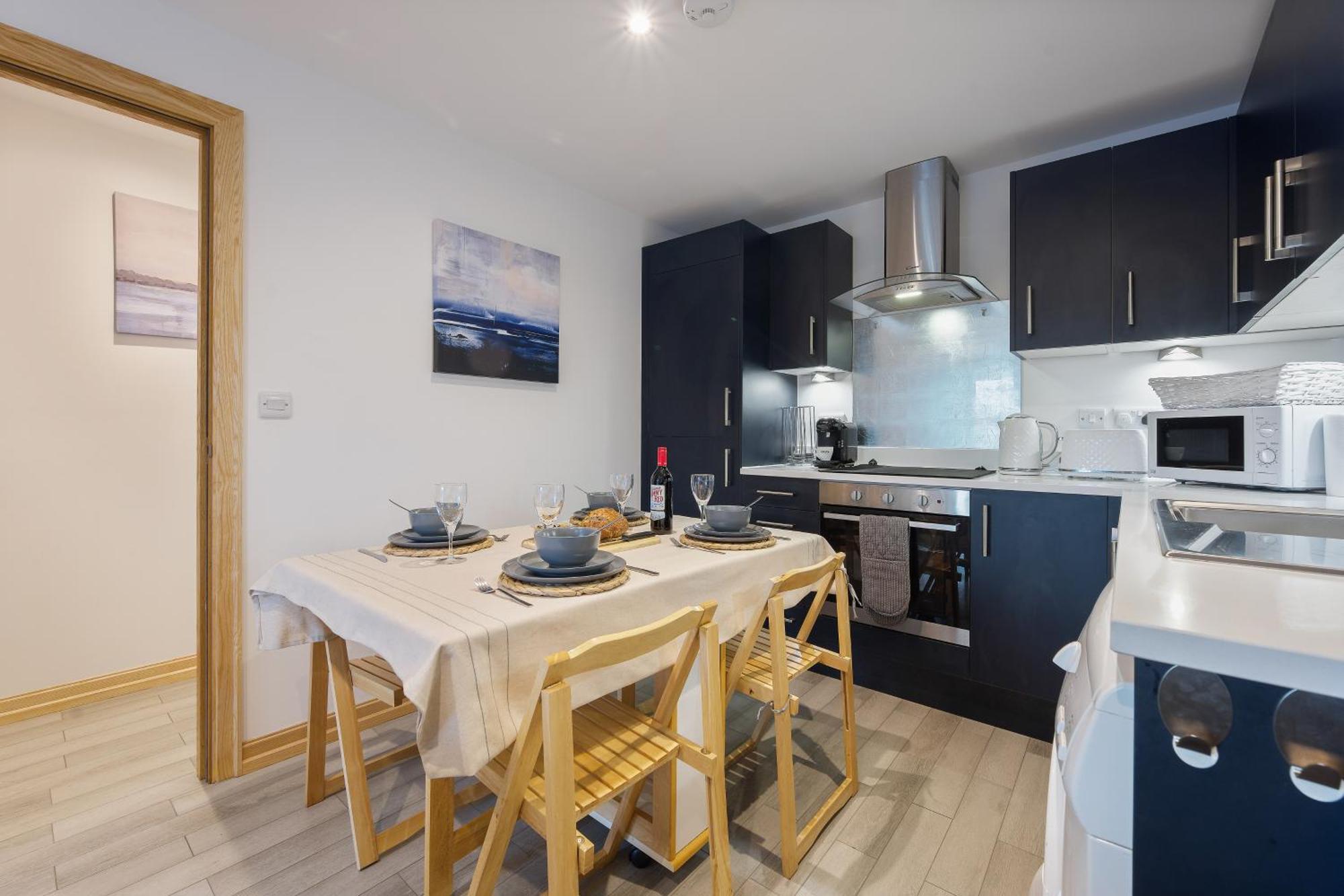 Large, Newly Renovated, Three Bedroom Town Centre Split Level Apartment With Free Parking, Sleeps Seven - Walking Distance To Beach 본머스 외부 사진