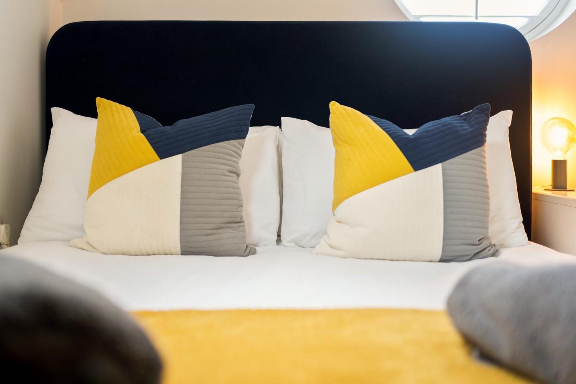 Large, Newly Renovated, Three Bedroom Town Centre Split Level Apartment With Free Parking, Sleeps Seven - Walking Distance To Beach 본머스 외부 사진