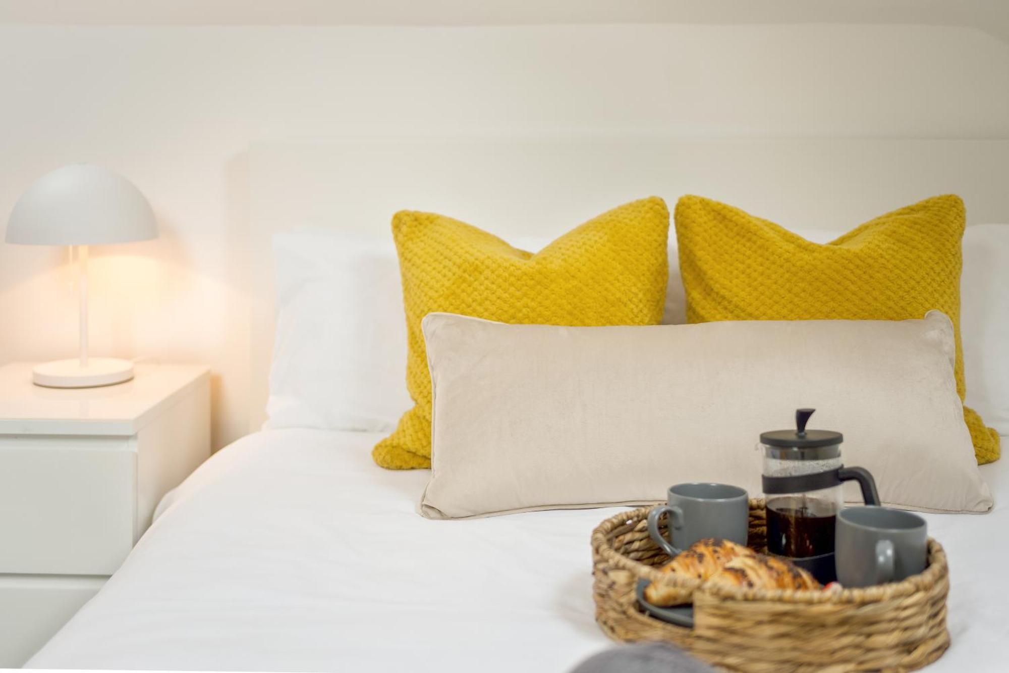 Large, Newly Renovated, Three Bedroom Town Centre Split Level Apartment With Free Parking, Sleeps Seven - Walking Distance To Beach 본머스 외부 사진