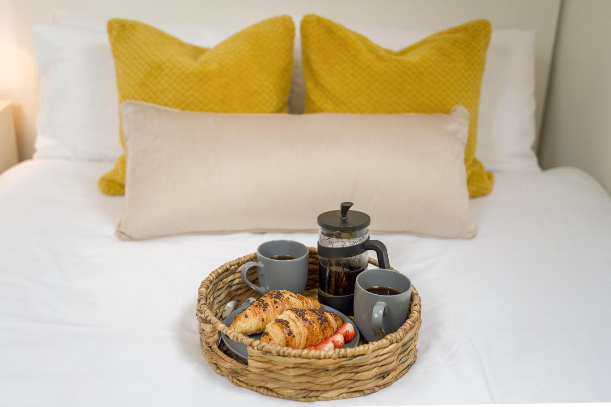 Large, Newly Renovated, Three Bedroom Town Centre Split Level Apartment With Free Parking, Sleeps Seven - Walking Distance To Beach 본머스 외부 사진