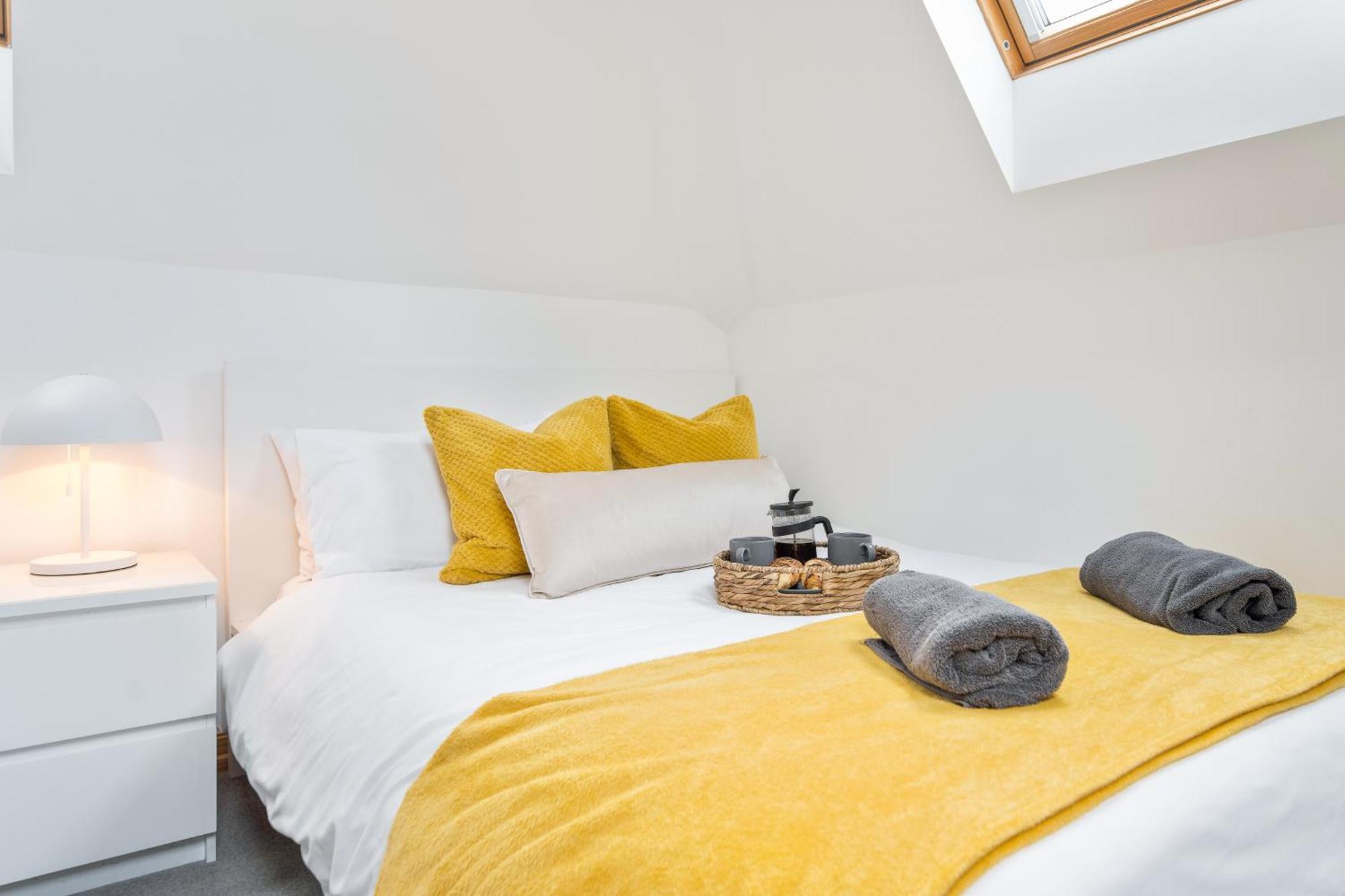 Large, Newly Renovated, Three Bedroom Town Centre Split Level Apartment With Free Parking, Sleeps Seven - Walking Distance To Beach 본머스 외부 사진