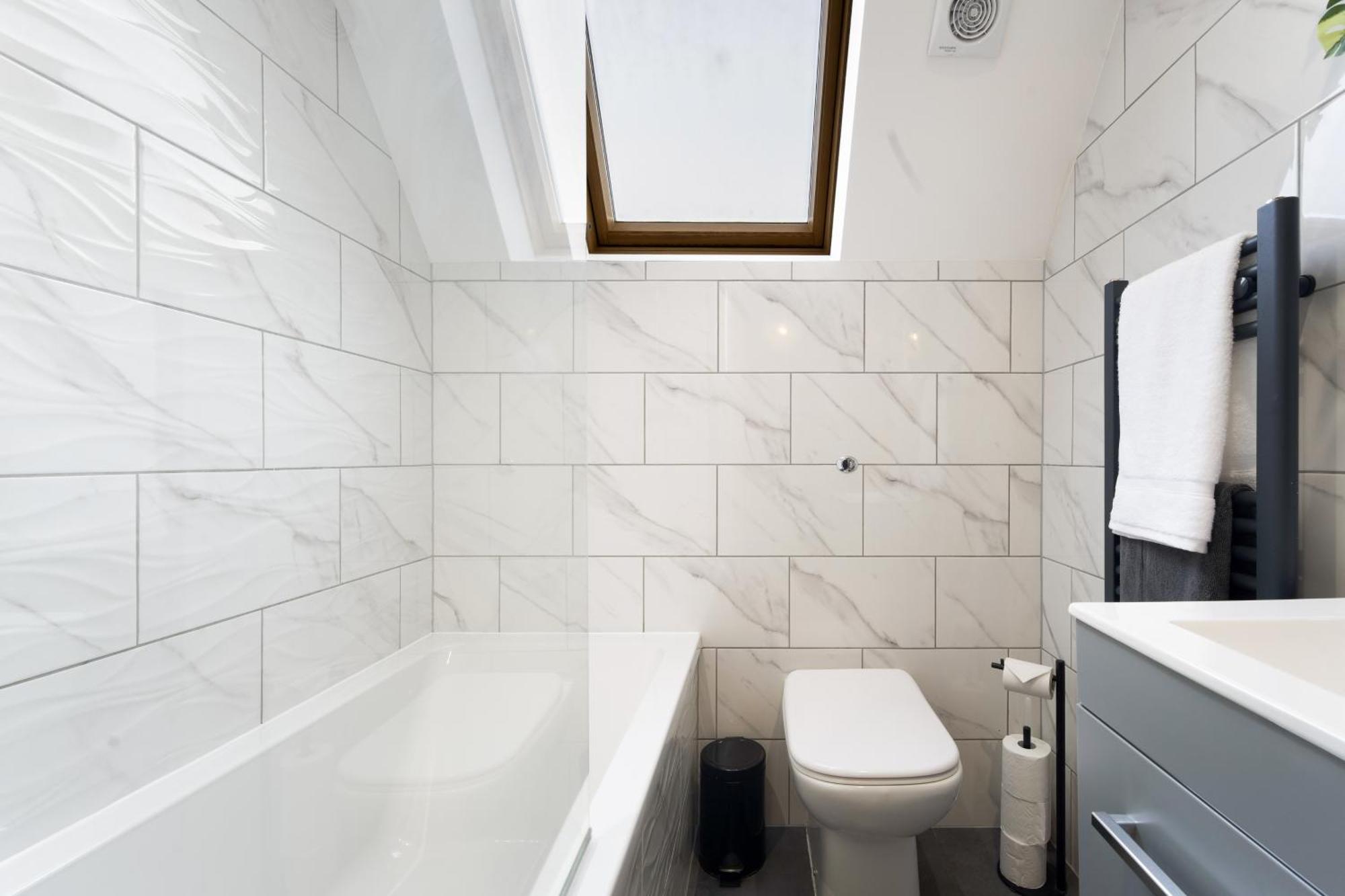 Large, Newly Renovated, Three Bedroom Town Centre Split Level Apartment With Free Parking, Sleeps Seven - Walking Distance To Beach 본머스 외부 사진